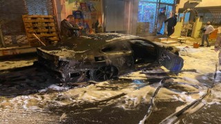 Park halindeki lüks otomobil alev topuna döndü
