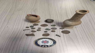 Polis yaptığı ‘şok uygulamada tarihi eser ve sikke ele geçirdi