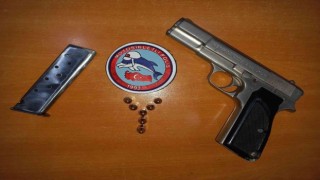 Polise direnen şüphelilerin üzerinden ruhsatsız tabanca çıktı