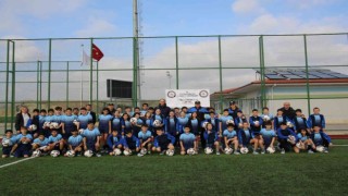 Polisler, çocuklarla futbol sahasında buluştu