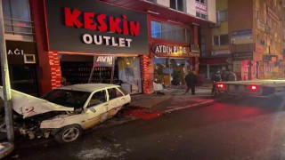 Polisten kaçan alkollü şahıs önce dükkana sonra direğe çarptı