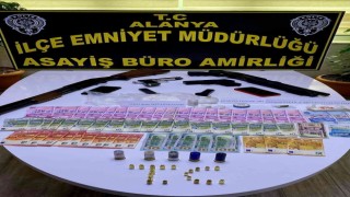 Polisten kaçarak saklandıkları adresten uyuşturucu ve silah çıktı