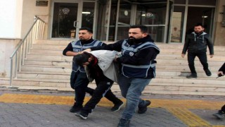 Polisten kaçmak için dolabın üzerinde bavulların arkasına saklandı