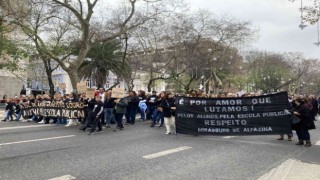 Portekizde maaşların iyileştirilmesini isteyen öğretmenler sokaklara döküldü