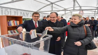 Rektör Beydemir kitap bağışında bulundu