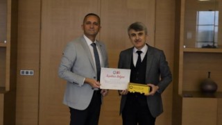 Rektör Uysaldan Armağana teşekkür belgesi