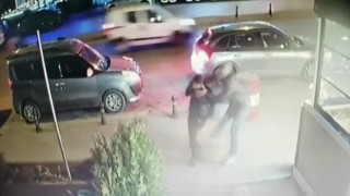 Restoran çıkışı kadının tekme tokat darp edilmesi kamerada
