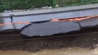 Rizede bir vatandaş çöken yolda son anda kurtuldu