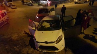 Safranboluda 2 otomobil çarpıştı, araçlarda maddi hasar oluştu