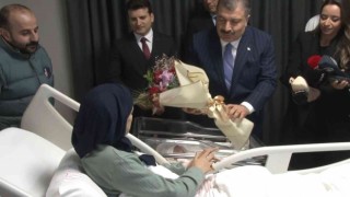 Sağlık Bakanı Fahrettin Koca yeni yılın ilk bebeklerinin ailelerini tebrik etti