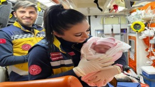 Sağlık ekipleri ambulansta doğum yaptırdı