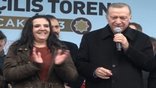 Sahneye çıkıp Cumhurbaşkanı Erdoğan ile şarkı söyledi