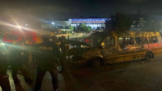 Sakaryada hastane önünde minibüs alev topuna döndü