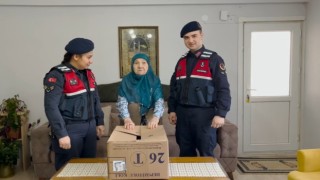 Sakaryalı nineden Bayburtta görev yapan Mehmetçiğe çorap hediyesi