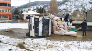Saman yüklü kamyon devrildi: 1 kişi yaralandı