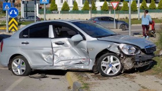 Samsunda kavşakta iki otomobil çarpıştı: 4 yaralı