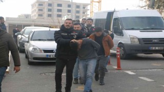 Şanlıurfada polis ve muhabirin yaralandığı kavgayla ilgili gözaltına alınan zanlılar adliyede