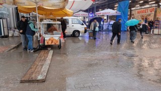 Sarıgölde sağanak yağış pazarcı esnafını olumsuz etkiledi