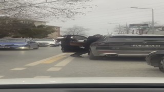 Sarıyerde yol verme kavgası kamerada: Aracın içinden tekme attı