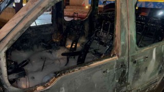 Satış işlemlerini yapacağı araç alev alev yandı