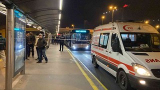 Sefaköy metrobüs durağında metrobüsün altında kalan bir kişi hayatını kaybetti