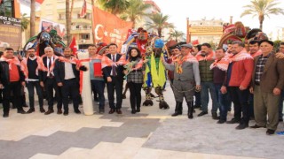 Sel mağdurları deve güreşleri ile moral bulmaya çalışıyor