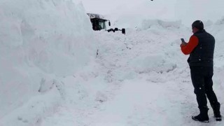 Şemdinlide 4 metrelik karla mücadele çalışması