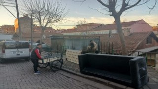 Sepetli bisikletle eşya taşıyan vatandaşa zabıta ekipleri yardım etti