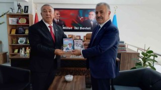 Serdar Ünsal, “Yüreğim İrevanda Kaldı” romanını Eski Bakan ve Milletvekili Ahmet Arslana hediye etti
