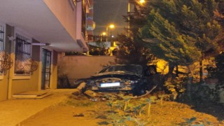 Servis aracıyla çarpışan otomobil evin bahçesine uçtu: 2 yaralı
