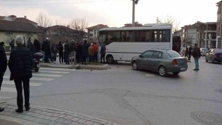 Servis otobüsü ile motosiklet çarpıştı: 1 yaralı
