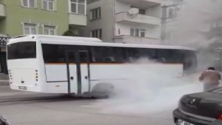 Seyir halindeki minibüsün altından alevler yükseldi