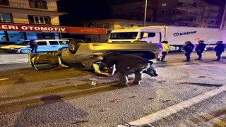 Seyir halindeki otomobil tel çitlere çarparak takla attı : 2 yaralı