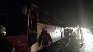 Seyir halindeki yolcu otobüsü alev alev yandı