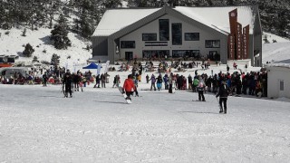 Sezonun en erken açan Denizli Kayak Merkezi yerli ve yabancı turistlerin akınına uğradı