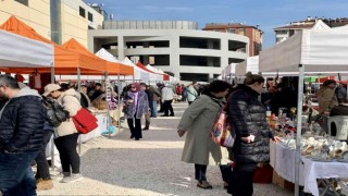 Sıcak havanın tadını çıkaran Eskişehirliler soluğu antika pazarında aldı