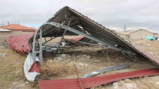 Şiddetli fırtına tonlarca ağırlığındaki çatıyı uçurdu, elektrik direklerini eğdi