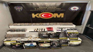 Sigara kaçakçıları polisten kaçamadı