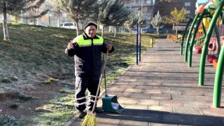Siirtte temizlik işçisi, cadde ve sokakları şarkı söyleyerek temizliyor