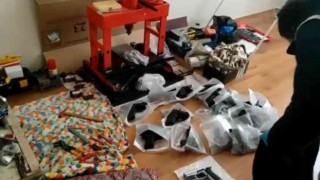 Silah kaçakçısının evinden adeta cephanelik çıktı