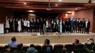 Silopili öğrenciler roman kitaplarındaki karakterleri canlandırdı