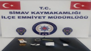 Simavda bir kişinin üzerinde uyuşturucu ele geçirildi