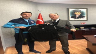 Sınıf öğretmeni Süper Lig yardımcı hakemliğine yükseldi