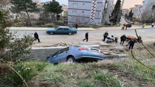 Sinopta otomobil boşluğa düştü: 2 yaralı