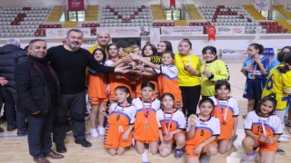 Sivasta düzenlenen okullar arası hentbolda kupalar sahiplerini buldu
