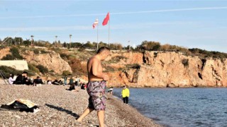 Soğuk hava öncesi Antalyada 18 derecede deniz keyfi