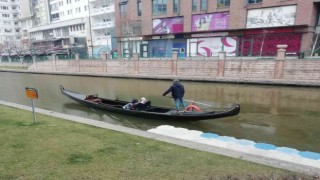 Soğuk havada bile gondola biniyorlar