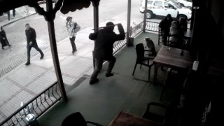 Sokak köpeğini defalarca sopayla vuran saldırgan kamerada