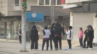 Sokak ortasında beden eğitimi dersi görüyorlar