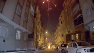 Sokak ortasında havai fişek patlattılar